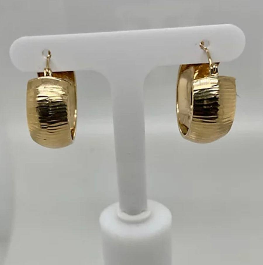 Chic Huggie - 14k Gold Patterned Huggie Hoop Earring
